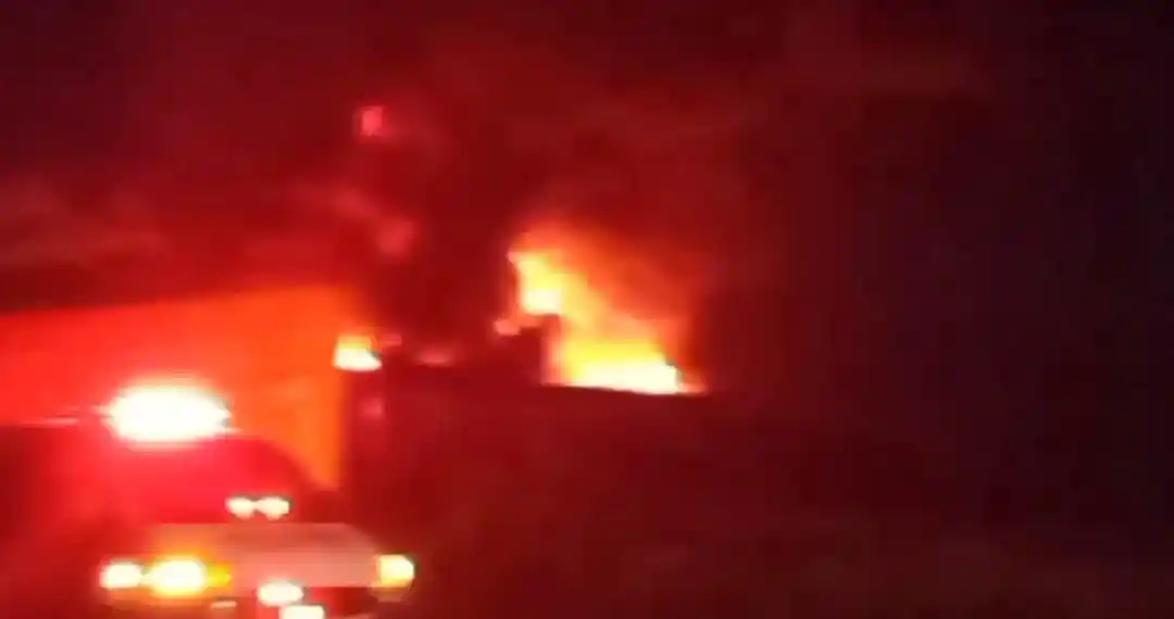 Kebakaran Gudang Plastik di Exit Tol Pakis Malang, Damkar Berjibaku Sampai 4 Unit Mobil Dikerahkan