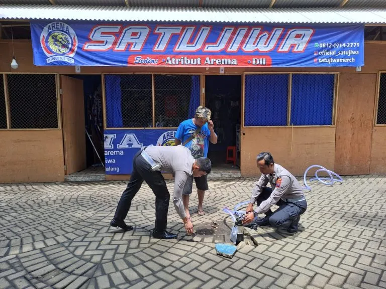 Polres Malang Bantu Pedagang UMKM di Kawasan Stadion Kanjuruhan dengan Pompa Air Portabel
