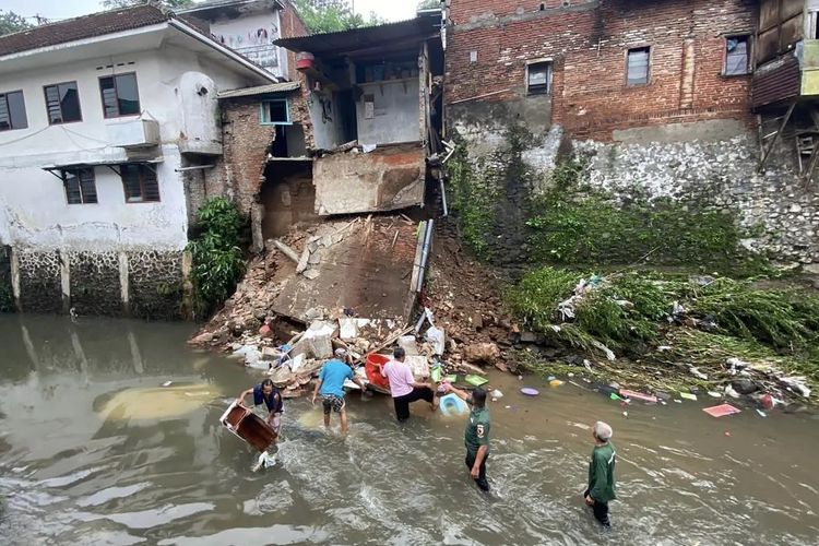 Longsor di Bantaran Sungai, Dua Rumah Warga Ambrol di Malang: Lima Orang Mengungsi