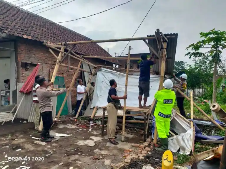 Polsek Turen dan Tim Gabungan Tanggap Cepat Hadapi Puting Beliung di Rest Area KTN