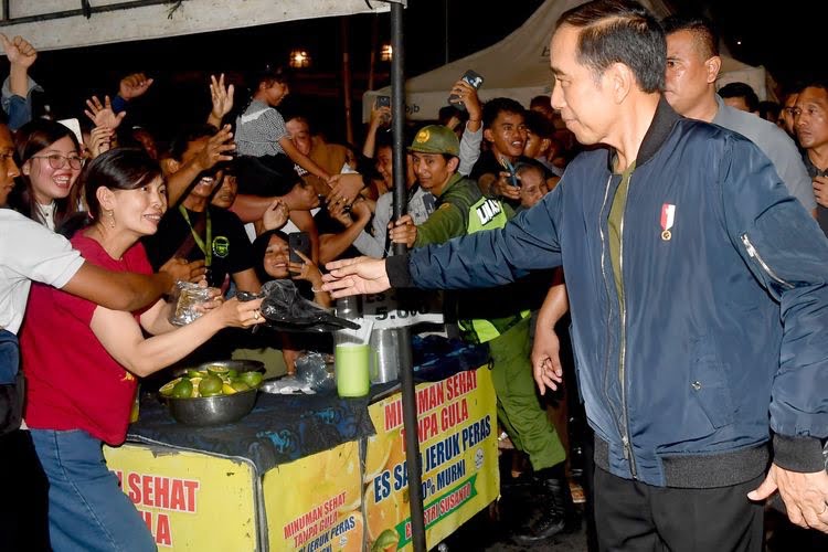 Jokowi Sapa Warga dan Beli Jajanan di Pasar Pon, Solo saat Pergantian Tahun Baru 2024