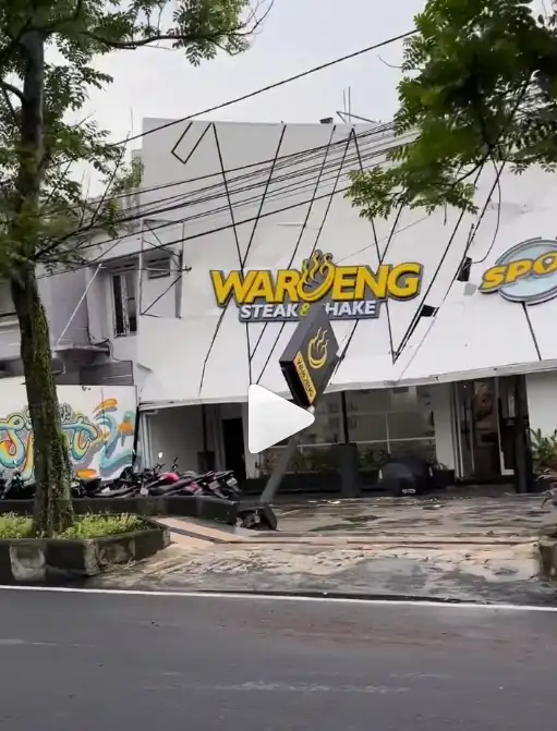 Rumah Makan Waroeng Steak and Shake di Malang Roboh Akibat Hujan dan Angin Kencang