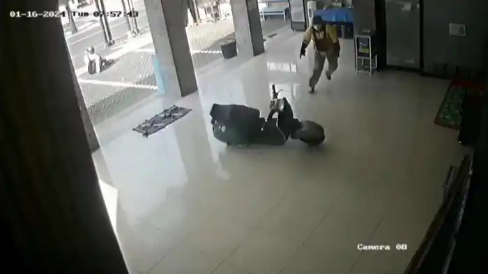 Viral Video Vespa Berjalan Sendiri Masuk Masjid di Kota Malang Setelah Tabrakan dengan Mobil
