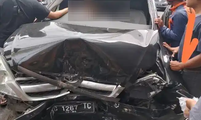 Ugal-ugalan di Jalan Abdul Gani Atas, Mobil Inova Menabrak Tugu Gapura Kota Batu