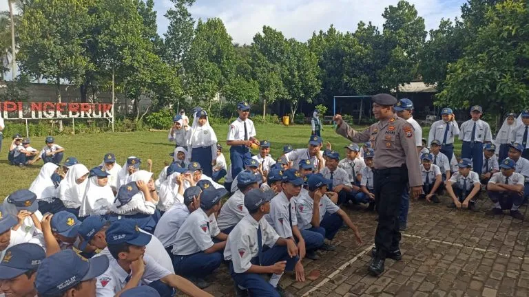 Polres Malang Gencar Lakukan Sosialisasi Pencegahan Bullying dan Kenakalan Remaja di SMP Islam Ngebruk