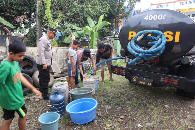Polres Malang Bantu Warga Hadapi Krisis Air Bersih dengan Pendistribusian Cepat di Papen Kepanjen