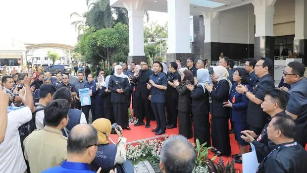 Selama lima tahun kepemimpinannya bersama Emil Dardak, Jawa Timur berhasil meraih 738 penghargaan dari berbagai sektor