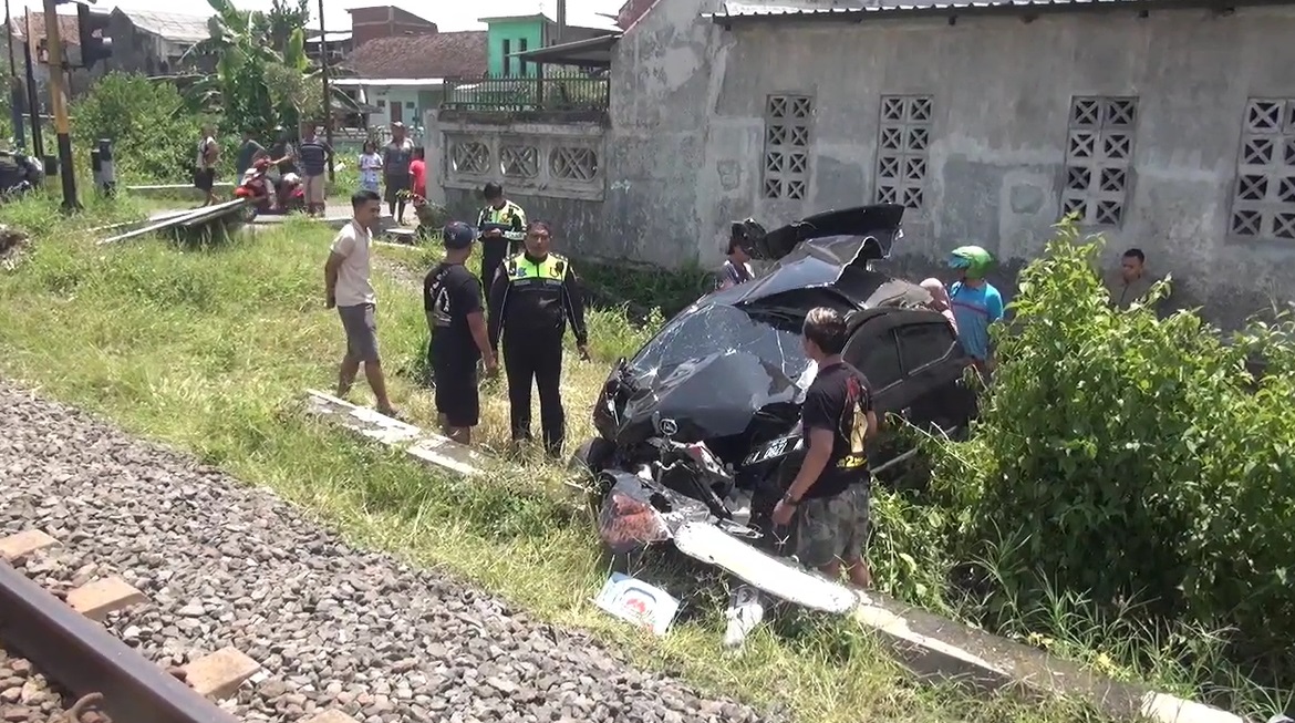 Kecelakaan Mobil Tertabrak Kereta Api di Perlintasan Tanpa Penjaga di Malang, Pengemudi Selamat