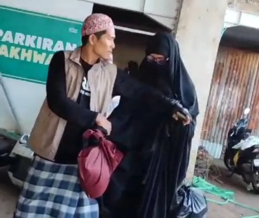 Guru Ditangkap di Makassar karena Masuk Jemaah Perempuan Pakai Cadar