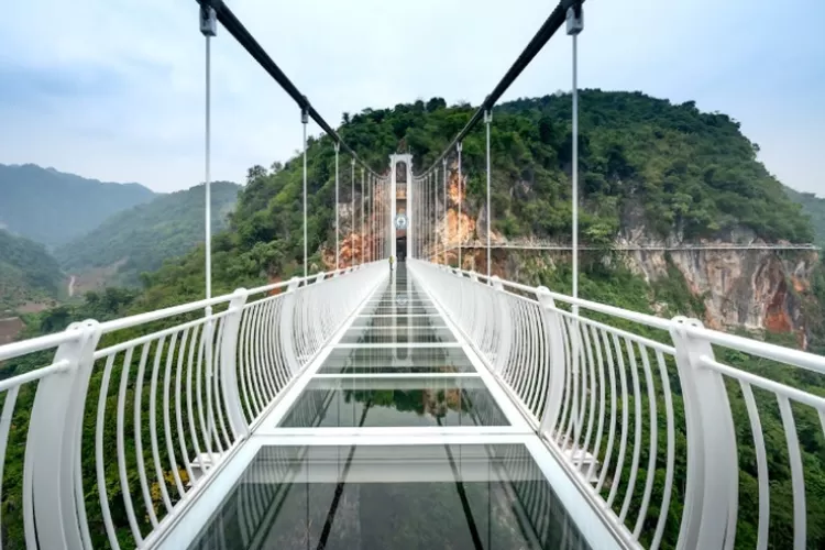 Daftar 5 Wisata Jembatan Kaca Viral di Indonesia: Sensasi Berjalan di Atas Keindahan