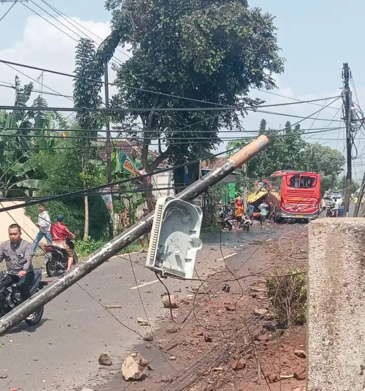 Kronologi Bus Rem Blong Hantam Rumah, Truk, dan Sepeda Motor di Klampok Singosari, 1 Meninggal Dunia
