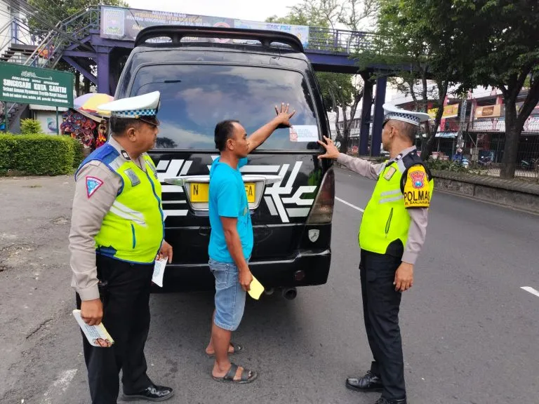 Satlantas Polres Malang Bagikan Stiker dalam Upaya Edukasi Selama Operasi Keselamatan Semeru 2024