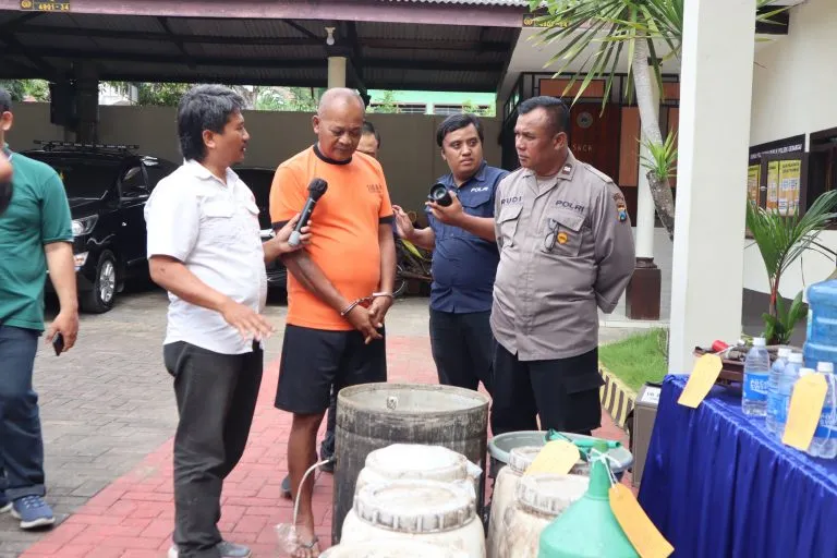Seorang Kakek 61 Tahun Produksi Miras Ilegal di Bantur Malang, Terancam 15 Tahun Penjara