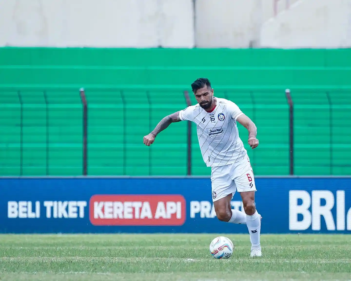 Arema FC Mengenakan Jersey Rusak Saat Tanding, Bos Singo Edan Apparel Gerak Cepat Memperbaiki