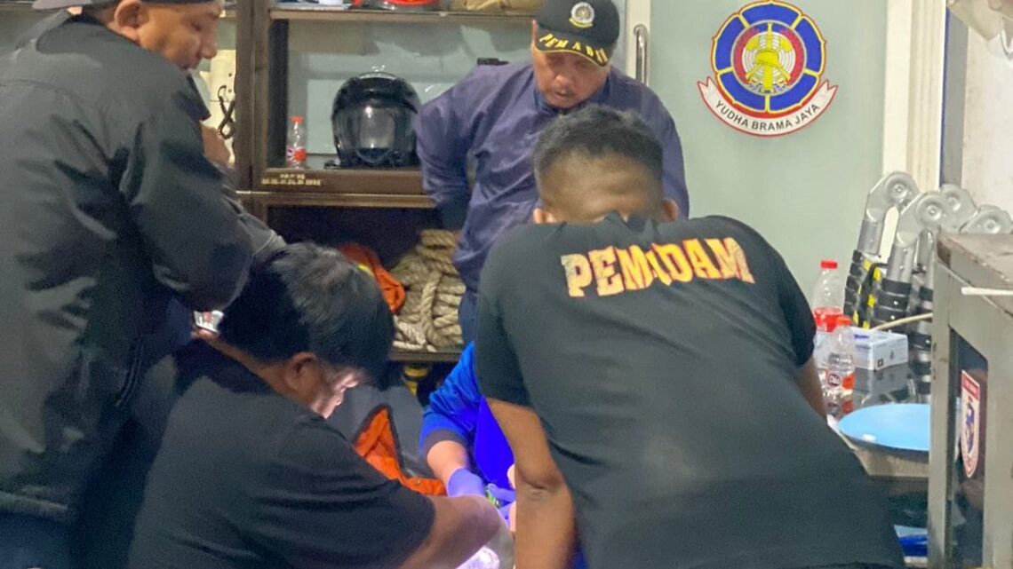 Bikin Heran, Alat Kelamin Pria Di Kota Batu ini Terjepit Cincin, Damkar Berhasil Lepaskan