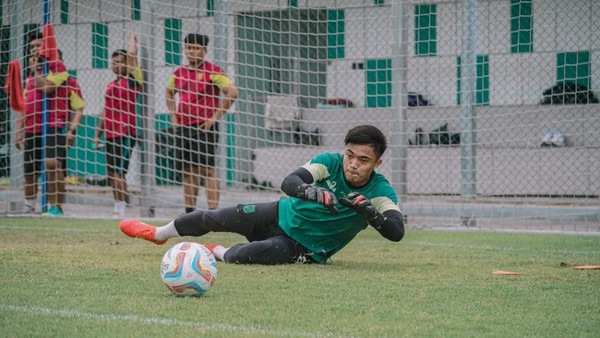 Melawan Arema FC, Persebaya Siapkan Ernando Sebagai Penjaga Gawang