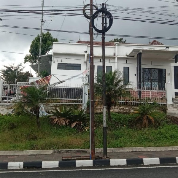 Hati-hati! Ada Pengendara Jatuh Usai Terjerat Kabel di Kota Batu