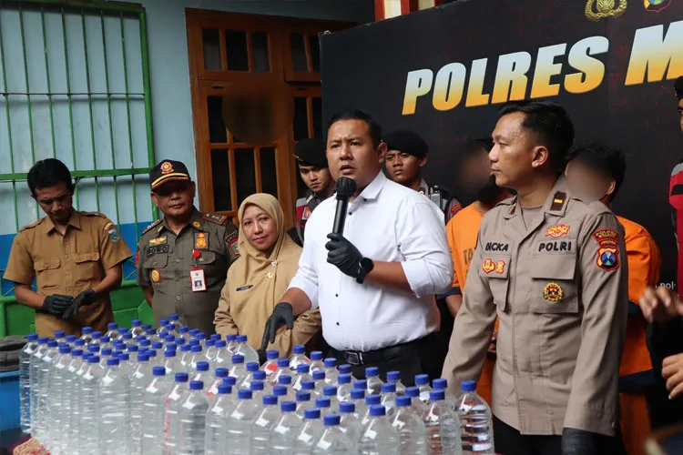 Polisi Berhasil Menangkap 2 Pelaku Produksi Miras Oplosan Ilegal di Kabupaten Malang