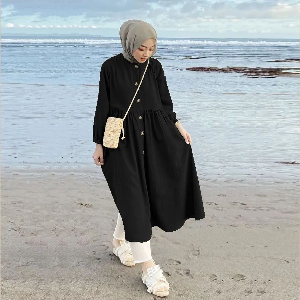 Inspirasi Ide Gaya Tunik Cantik, Outfit Bukber Anti Mainstream Bareng Teman di Cafe!
