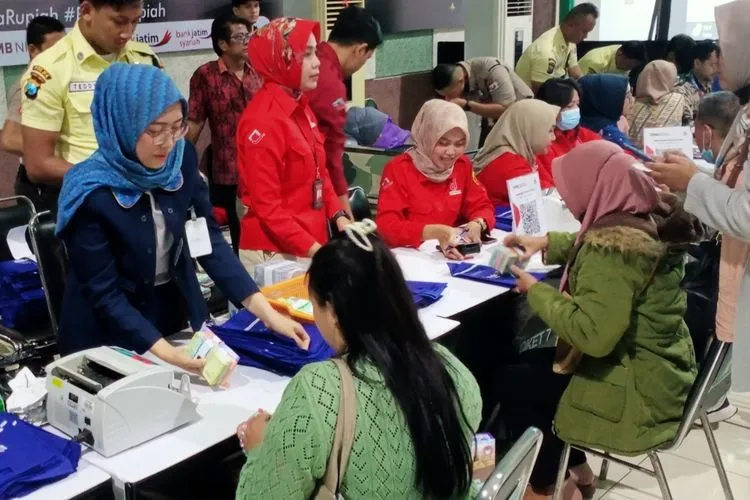 Ribuan Warga Antre Tukar Uang di Malang Menjelang Lebaran