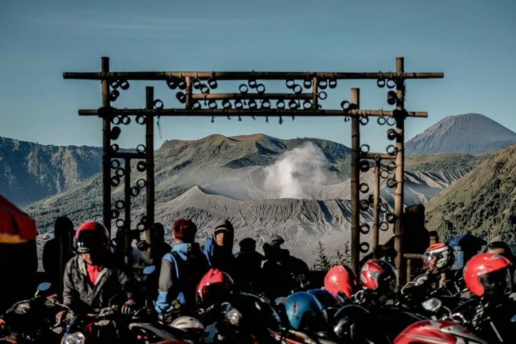 Lonjakan Kunjungan Wisatawan ke Gunung Bromo Tengger Semeru Selama Libur Lebaran 2024 Lonjakan Kunjungan Wisatawan ke Gunung Bromo Tengger Semeru Selama Libur Lebaran 2024