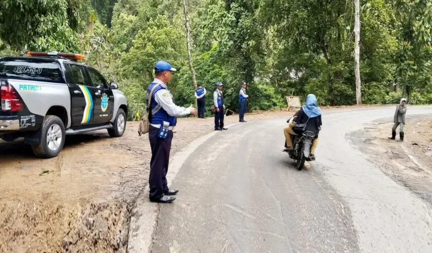 Jalur Lintas Selatan Lumajang-Malang Ditutup Imbas Tanah Longsor dan Pohon Tumbang