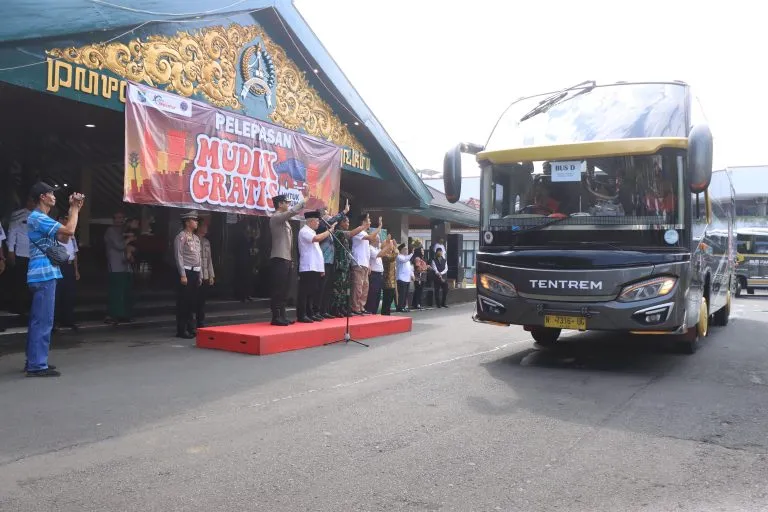 Polres Malang dan Forkopimda Kabupaten Malang Melepas Keberangkatan Peserta Mudik Gratis 2024