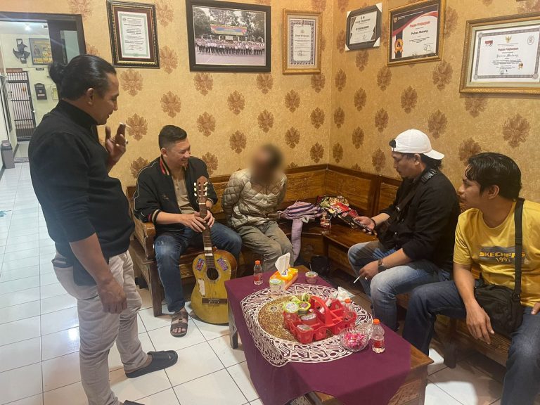 Pria yang Diduga Melakukan Pemukulan dengan Gitar pada Pengendara Motor Diamankan oleh Polisi di Malang