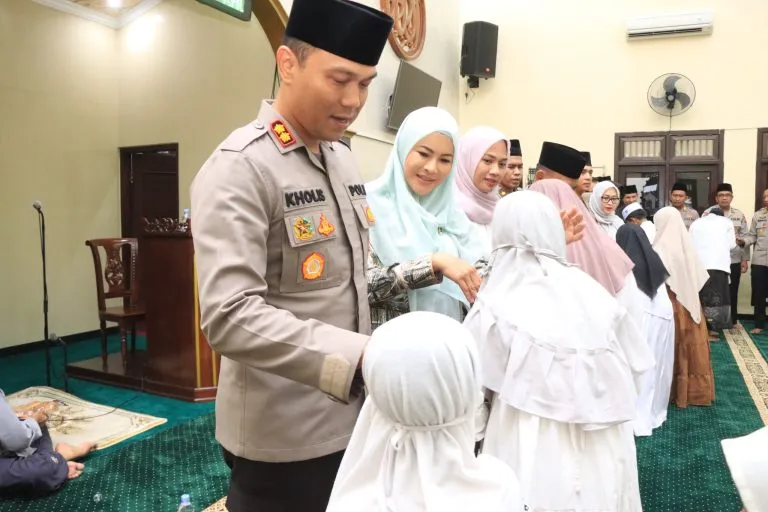 Polres Malang Berbagi Kebahagiaan dengan Anak-Anak Yatim dan Doa Bersama