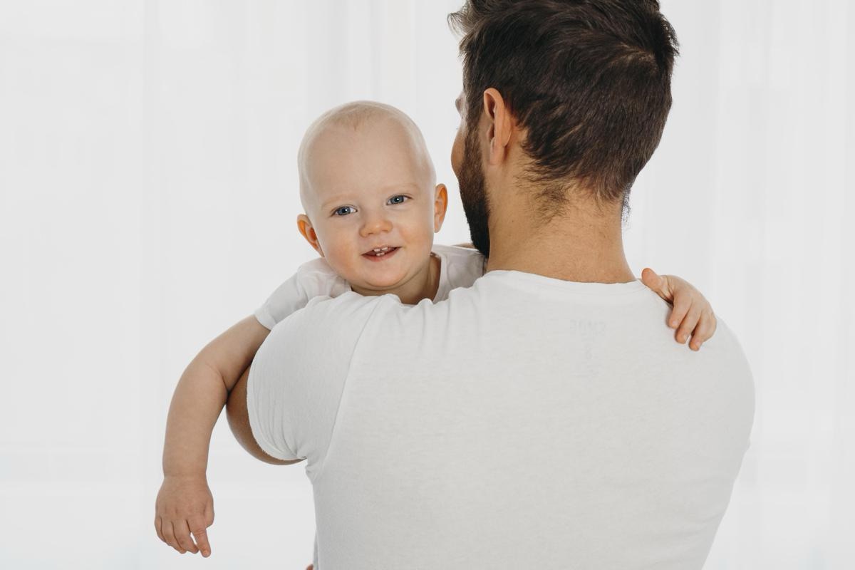 Kapan dan Umur Gendong Bayi dengan Posisi Mengangkang, Waktu yang Tepat dan Posisi yang Aman