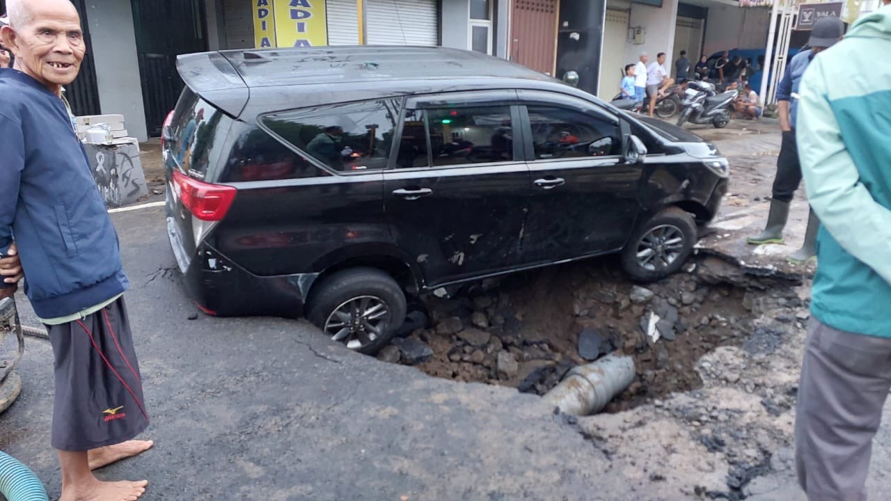 Mobil Terperosok di Lokasi Kebocoran Pipa PDAM Malang Berhasil Dievakuasi