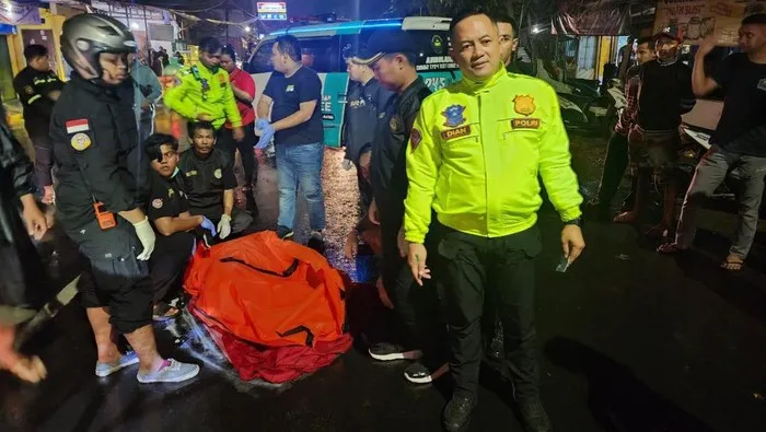 Penanganan laka lantas mengakibatkan pejalan kaki tewas tertabrak mobil di Malang.