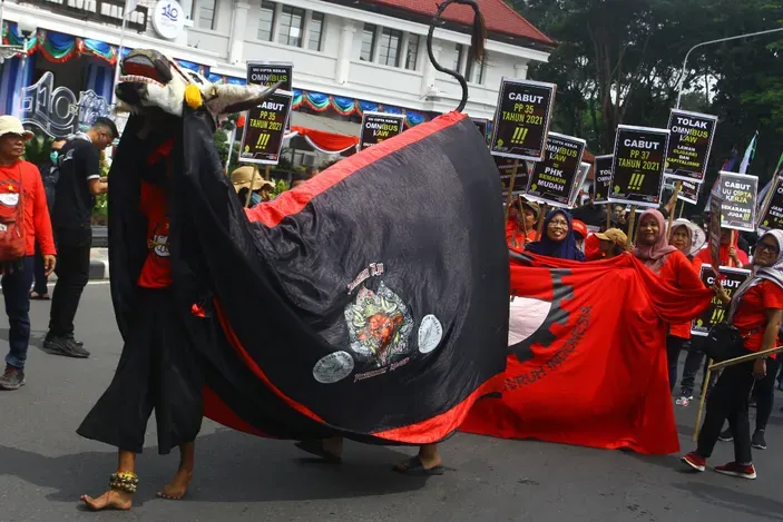 Aksi Peringatan Hari Buruh Internasional di Kota Malang: Unjuk Rasa Damai dan Atraksi Bantengan