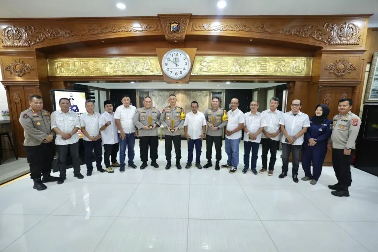 Kapolda Jawa Timur Menerima Penghargaan Prapanca Award dari PWI Jatim