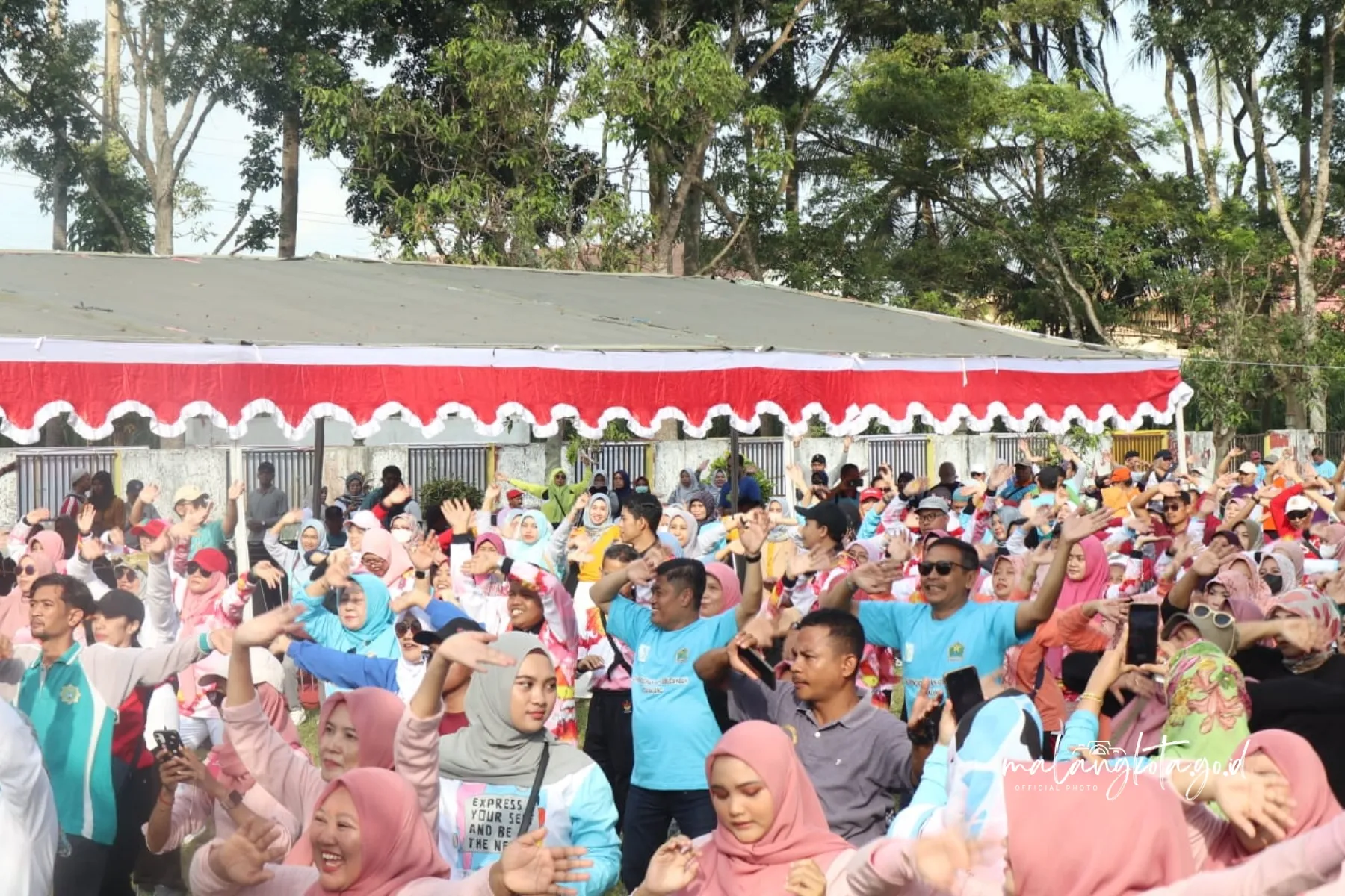 Kegiatan Jalan Sehat Meriahkan Hardiknas dan HUT Kota Malang bersama Ribuan Guru