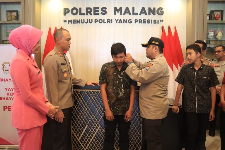 Harapan Baru bagi Difabel: Polres Malang Salurkan Alat Bantu Dengar