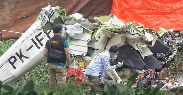 Saksi Mata Mengatakan Pesawat Jatuh Saat Hujan Deras