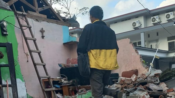 Seorang Wanita Asal Pujon Tewas Setelah Usai Mobilnya Tabrak Rumah di Kota Batu