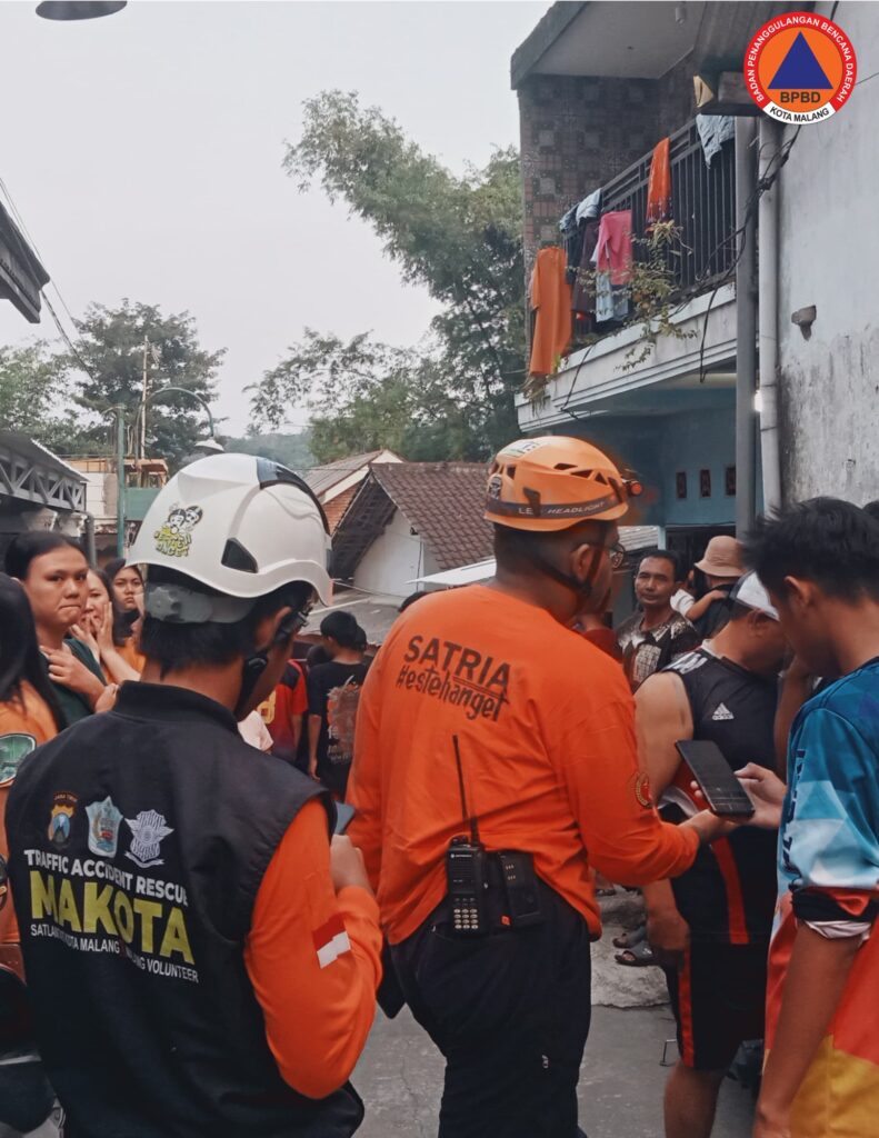 Relawan saat melakukan evakuasi korban
