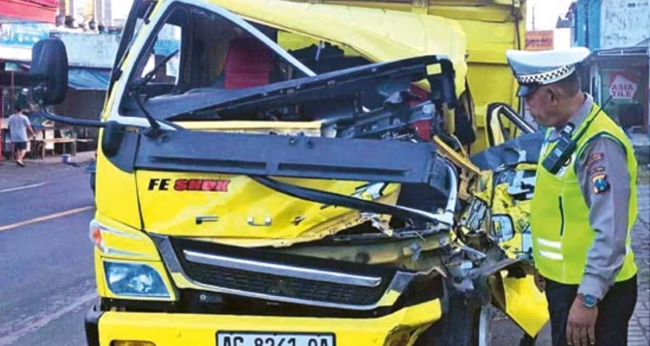 Kecelakaan di Jalan Raya Pakisaji: Truk Hino Ditabrak dari Belakang