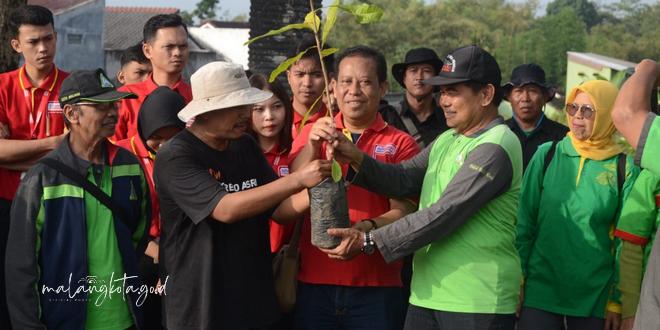 Kolaborasi Penghijauan di Kota Malang: Kader Lingkungan dan Alfamart Tanam 100 Bibit Buah