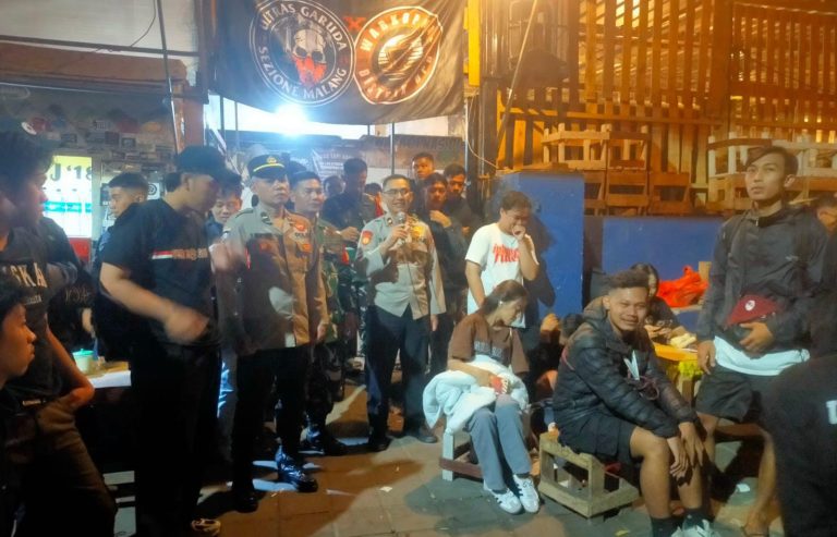 Kapolsek Klojen Memberangkatkan Rombongan Suporter Ultras Garuda Kota Malang untuk Mendukung Timnas Indonesia di Jakarta