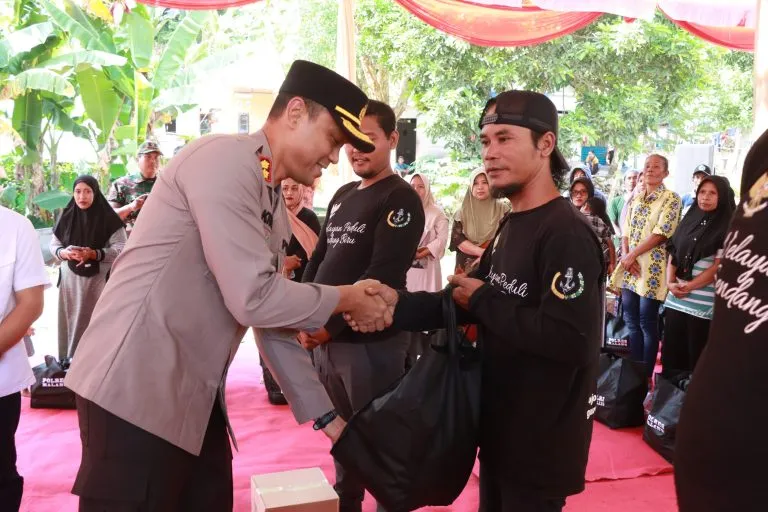 Bakti Sosial Polres Malang di Pantai Sendang Biru: Sinergi untuk Masyarakat Nelayan