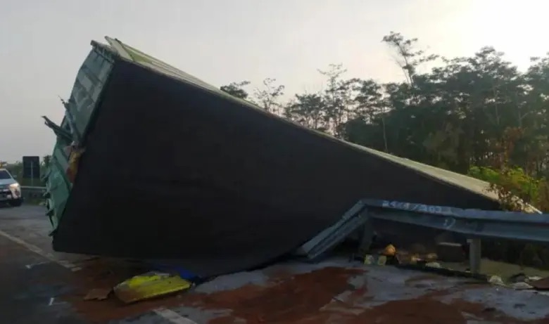 Kecelakaan Maut Bus Ziarah Wali 5 di Tol Pandaan-Malang: Satu Tewas dan 22 Terluka