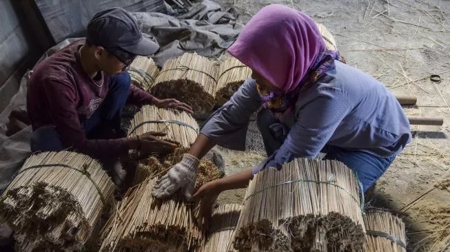 Permintaan Tusuk Sate Meningkat Tajam Jelang Iduladha, Pabrik di Poncokusumo Malang ini Terus Beradaptasi