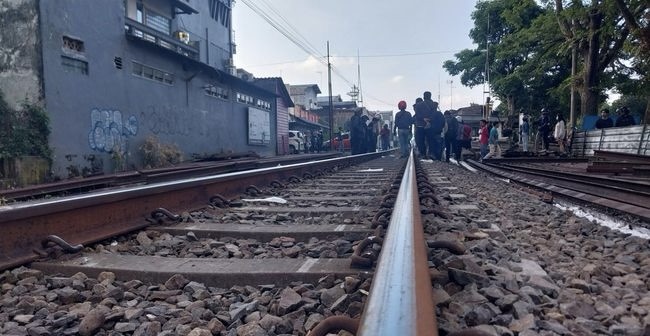 Kecelakaan Tragis Driver Ojek Online Tewas Tertabrak Kereta Api di Blimbing Malang