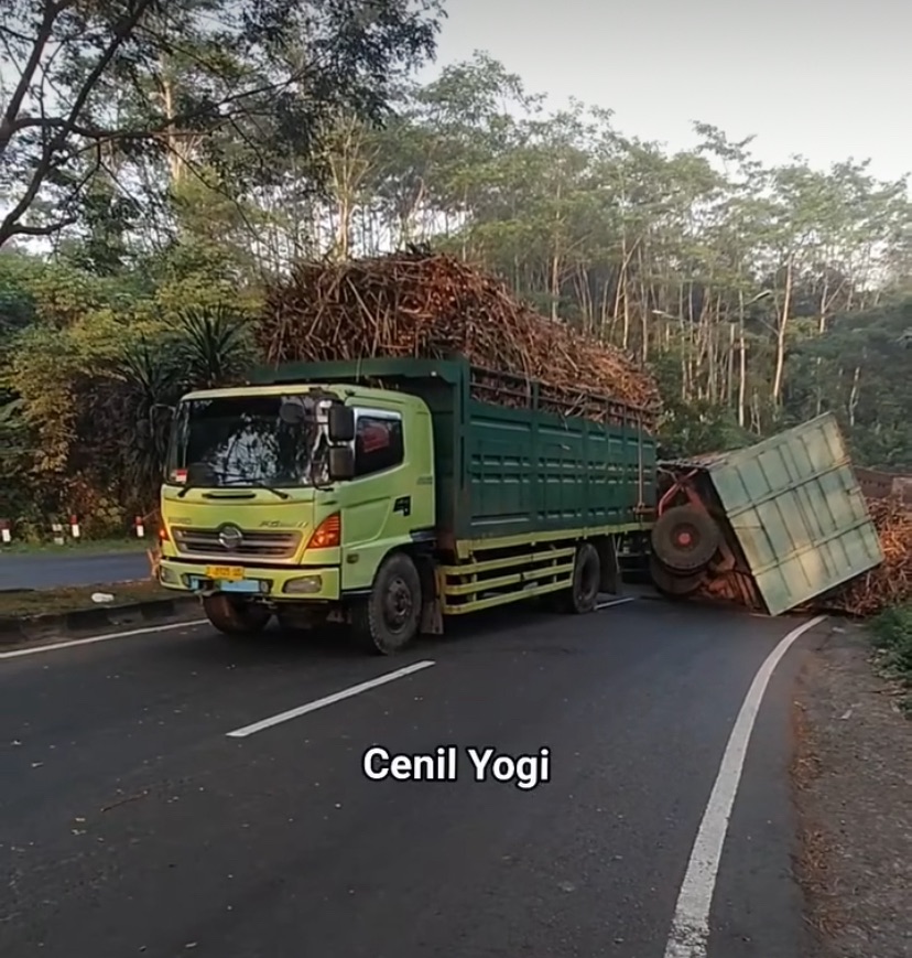 Truk Muatan Tebu Terguling di Jalibar Malang