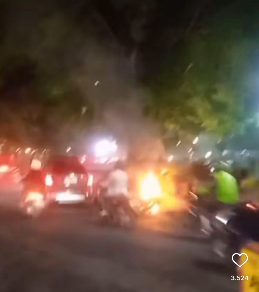 Sepeda Motor Terbakar di Alun-alun Kota Malang, Diduga Karena Kebocoran Tangki Bensin