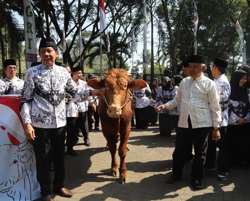 Penyerahan Hewan Kurban oleh Bupati Malang kepada PGRI Kabupaten Malang