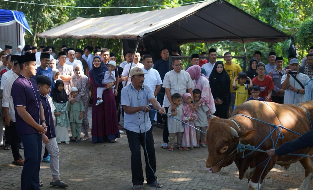 Polres Malang Gelar Pemotongan Hewan Kurban, Bagikan Daging kepada Masyarakat